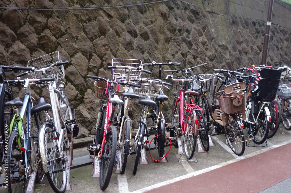 Obraz premium 渋谷駅前の乱雑に放置された自転車群