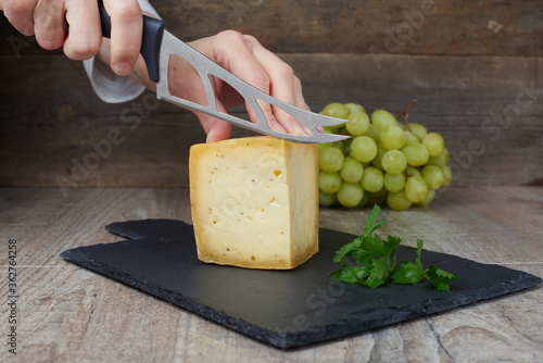 Сыр пармезан на деревянной доске