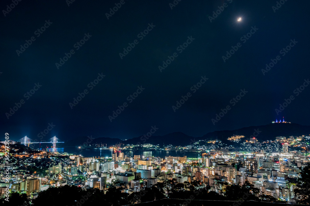 長崎市の夜景と月