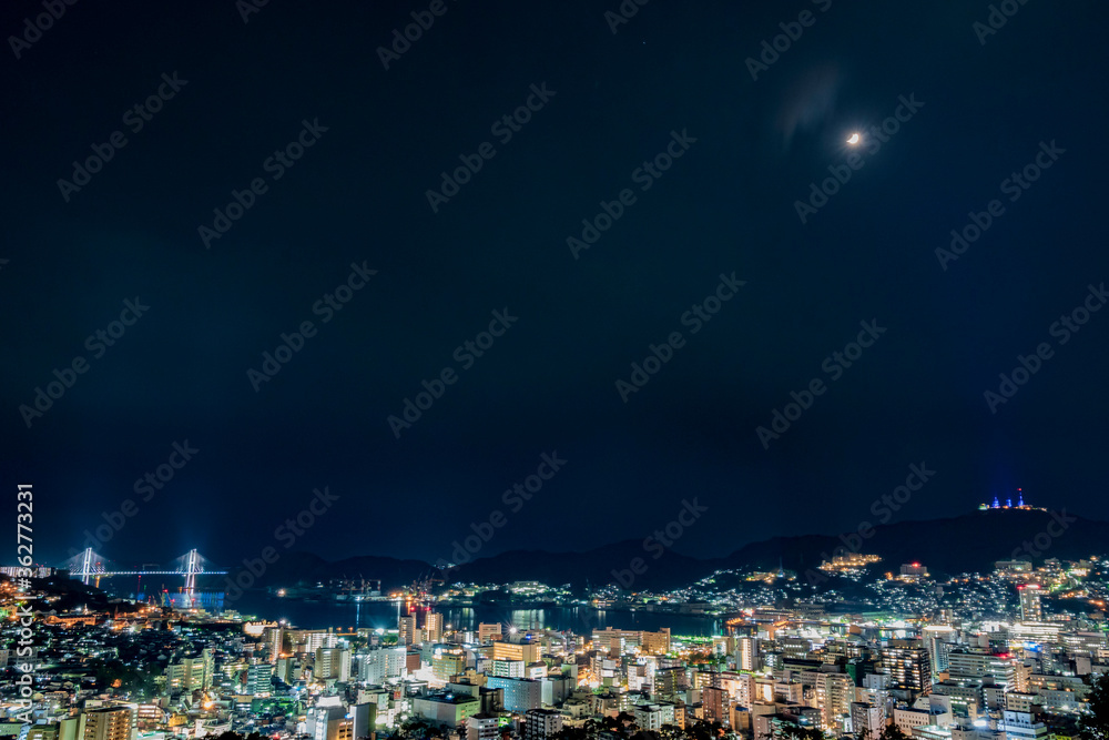 Fototapeta premium 風頭公園から公園から見る月と長崎市の夜景