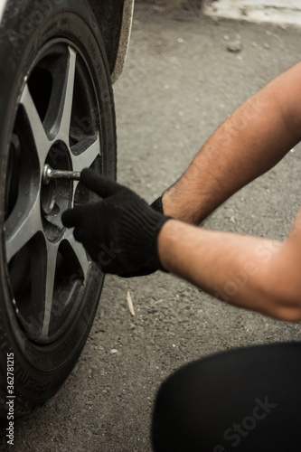 Fotografie mechanic changing car tire