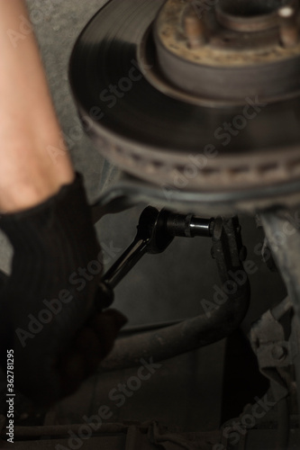 Fotografie mechanic changing car tire