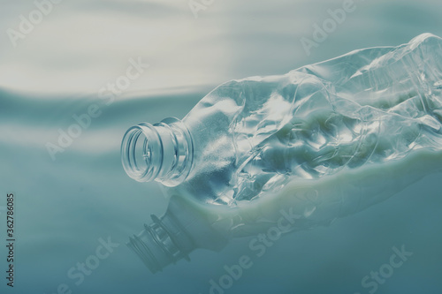 水面に漂うペットボトルと環境汚染