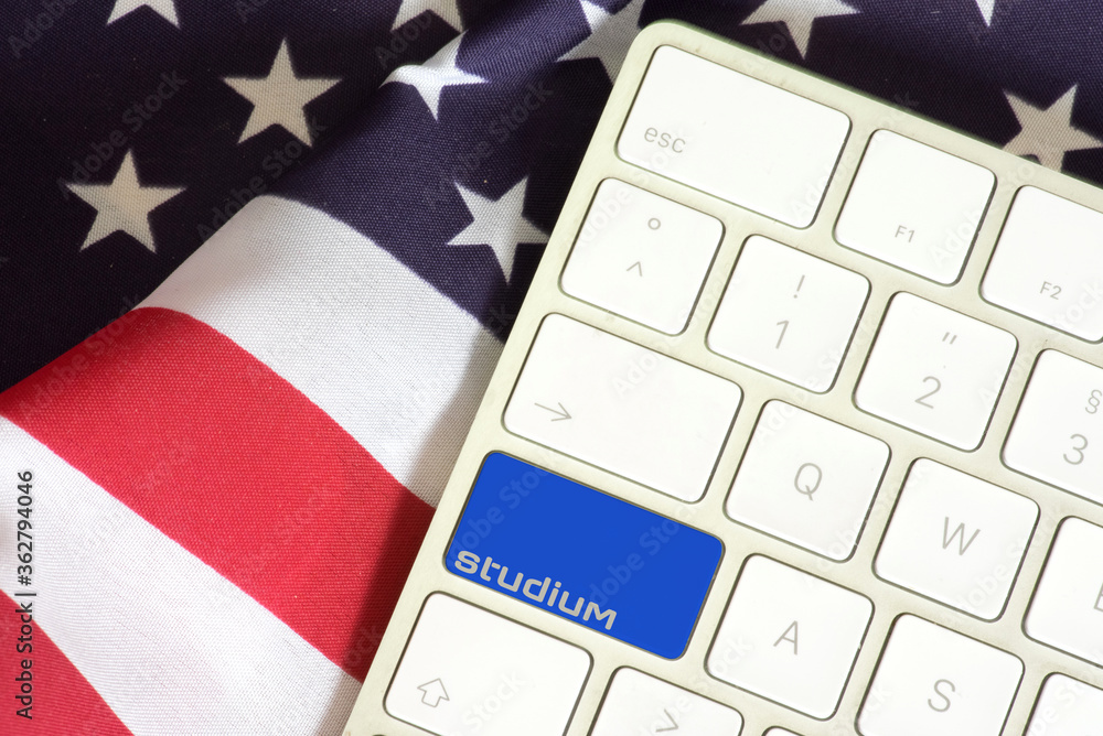 Fototapeta premium Flagge von USA, Computer und Studium in Amerika