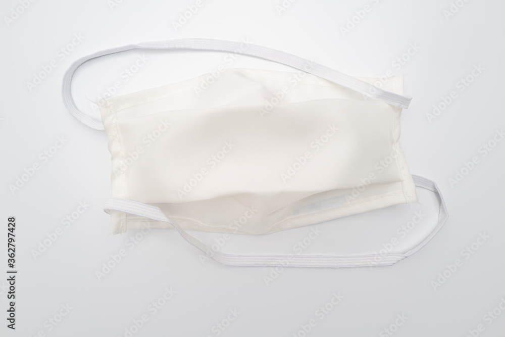 masque blanc Covid 19 lavable sur fond blanc masque blanc Covid 19 lavable sur fond blanc