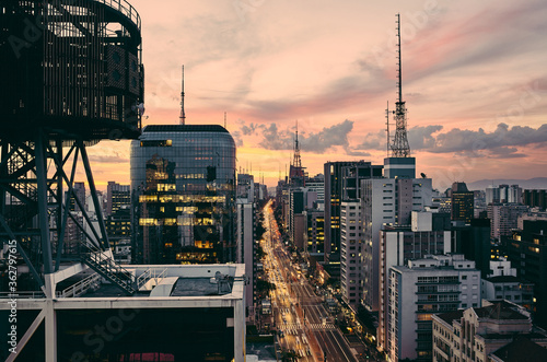 Vista aérea da Avenida Paulista ao entardecer - São Paulo Brasil