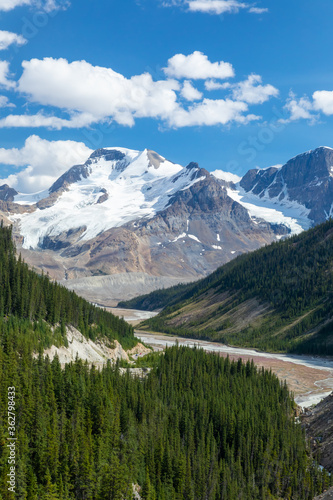 ロッキー山脈と曲がりくねった川　ジャスパー国立公園　カナダ © Nobby Iwata