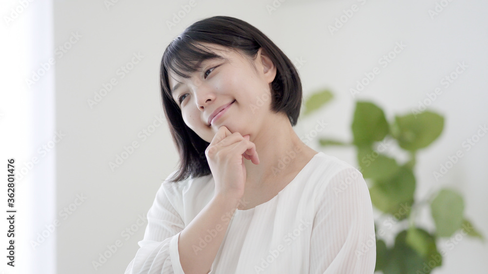 考える若い女性 考える若い女性