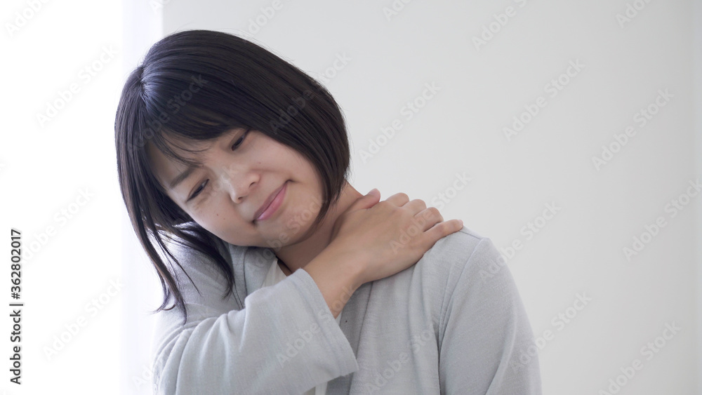 肩こりの女性 肩こりの女性