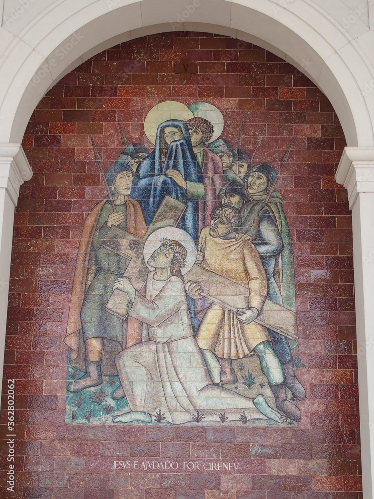 Wandmalereien in den den Arkaden der alten Wallfahrtskirche in Fatima Portugal