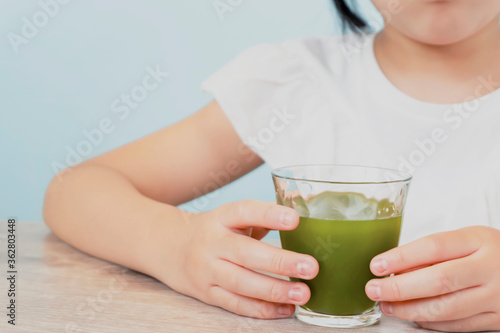 Child drinking vegetable juice. Kids drinking smoothies. 野菜ジュースを飲む女の子。スムージーを飲む子供