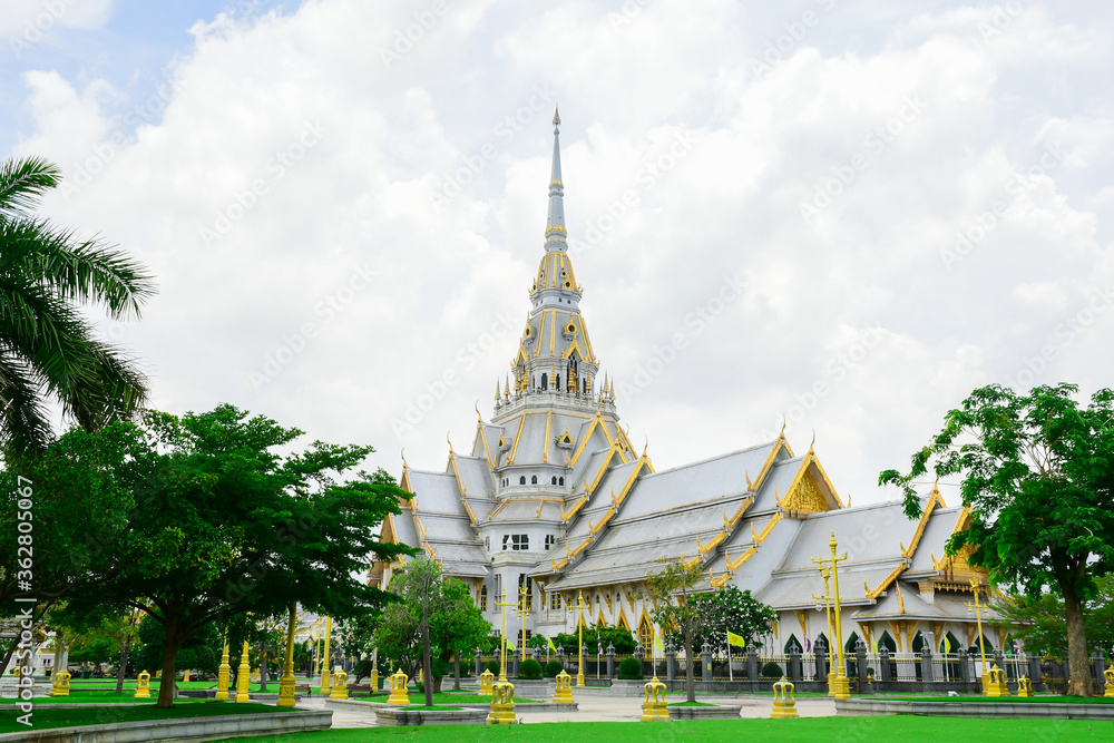 Naklejka premium Views of White Chapel of Sothon Wararam temple and the area around in mueang,Chachoengsao ,Thailand.The beauty of temple In the Buddhism.