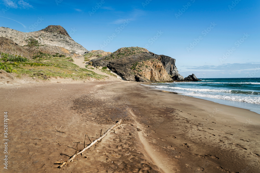 El Barronal, la playa de arena negra en el Parque Natural de Cabo de Gata-Nijar, provincia de Almería, Andalucía, España