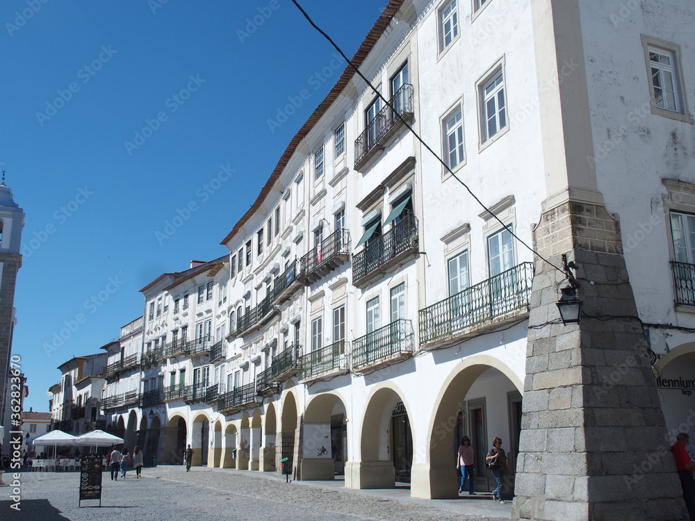 Häuserzeile auf der Praca do Giraldo in Evora Portugal