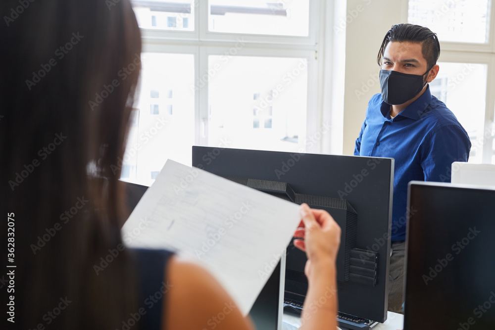 Geschäftsleute mit Mund-Nasen-Schutz arbeiten im Büro Geschäftsleute mit Mund-Nasen-Schutz arbeiten im Büro