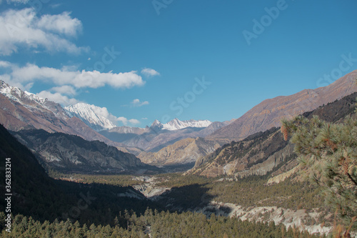 Mountains trekking Annapurna circuit, Marshyangdi river valley, Nepal © Arvid Norberg