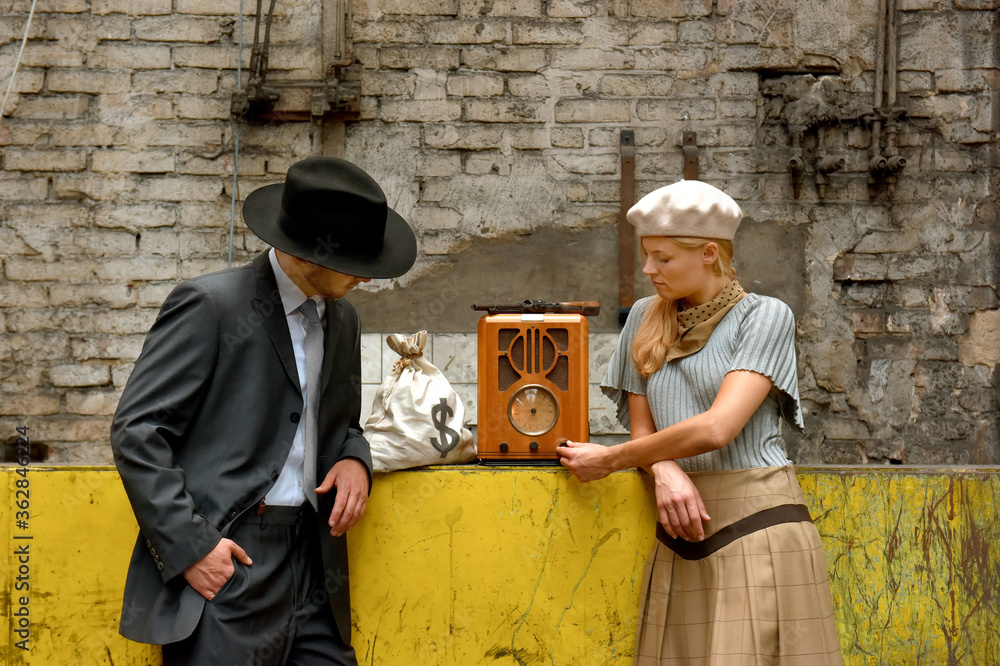Φωτογραφία Two models get dressed up in 1930's style vintage 
clothing and act the part of the gangster duo 
Bonnie and Clyde