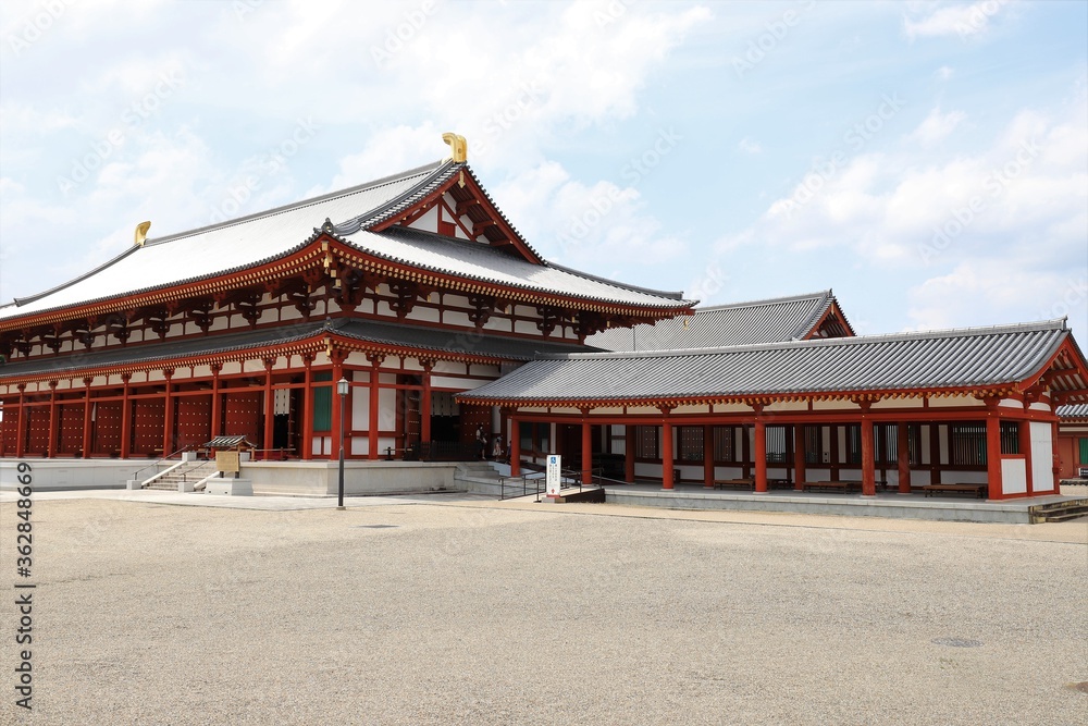 Obraz premium 梅雨の晴れ間の薬師寺