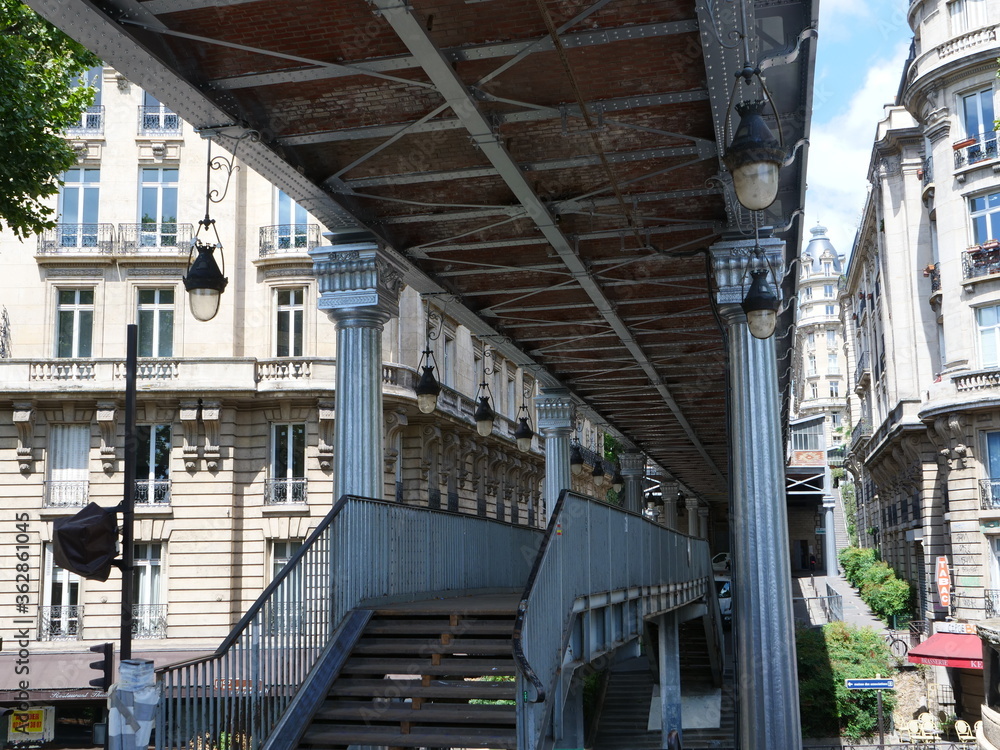 Obraz premium The Bir Hakeim bridge in Paris under repairs.