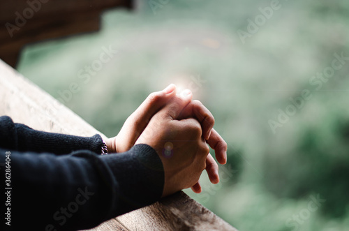 The girl bowed and prayed at sunset in the mountains On a relaxing day To think of a loving God, we praise God.