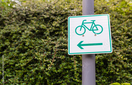 Oznakowanie pionowe sciezek rowerowych. Tylko dla pojazdow rowerowych. Znaki drogowe w Niemczech. Turystyka rowerowa.