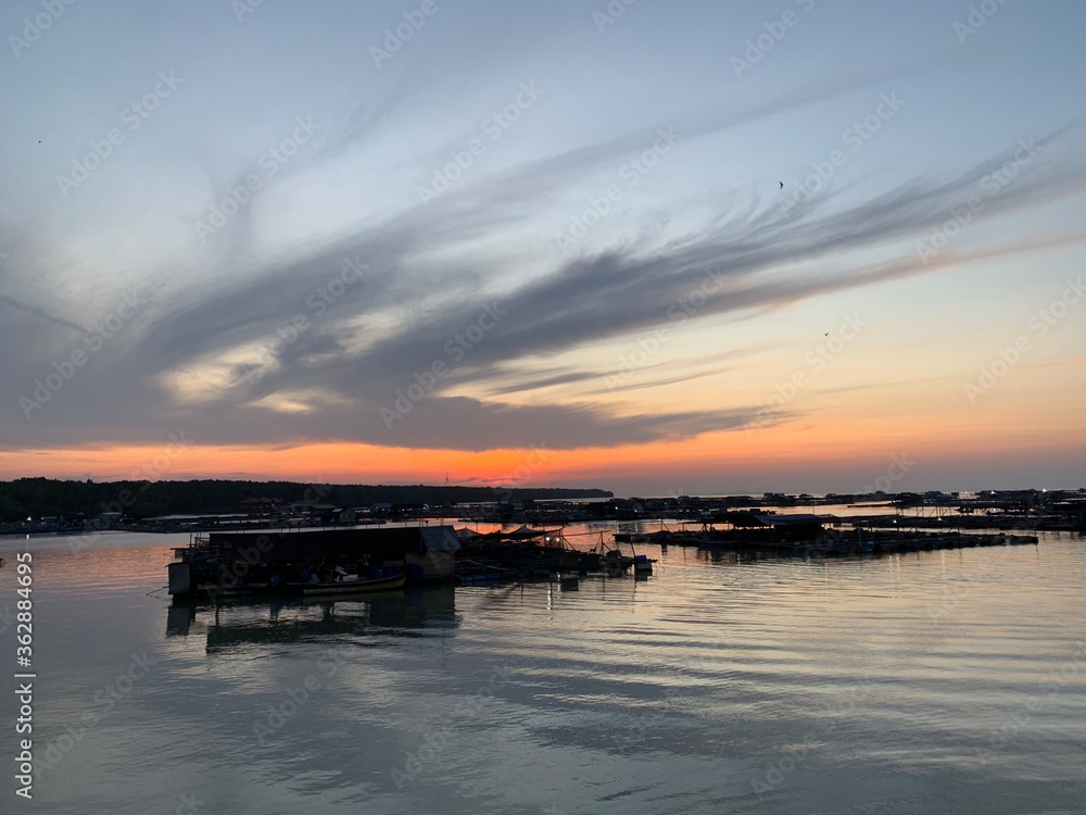 Naklejka premium sunset over the sea