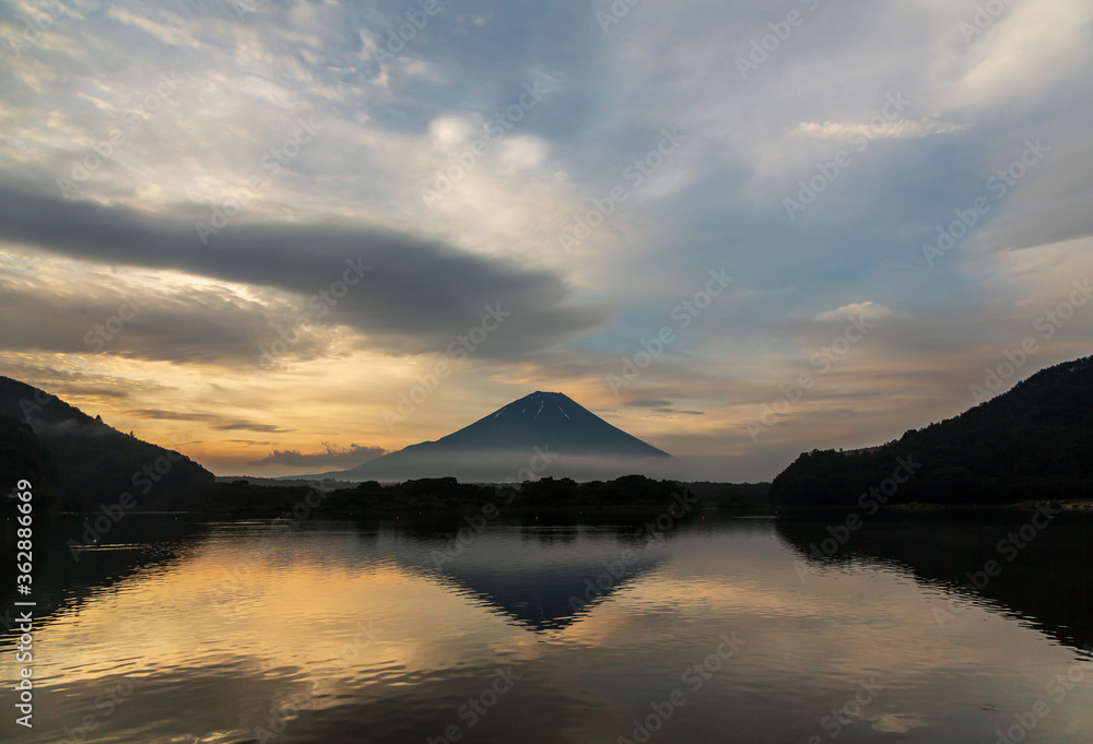 梅雨の晴れ間 精進湖から夜明けの富士山
