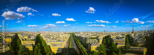Panoramic view of Paris on a sunny day. © Jorge