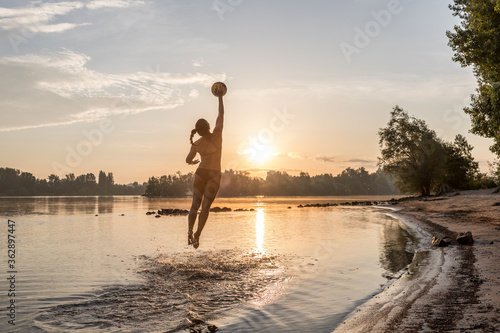 Volleyballerin im Sonnenaufgang photo