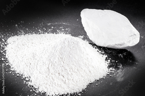 Tableau sur toile Kaolin or kaolin is an ore composed of hydrated aluminum silicates, such as kaolinite and haloisite