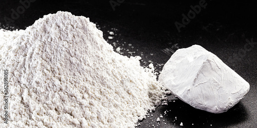 Kaolin or kaolin is an ore composed of hydrated aluminum silicates, such as kaolinite and haloisite. Extracted in the United States, Brazil, Ukraine and India