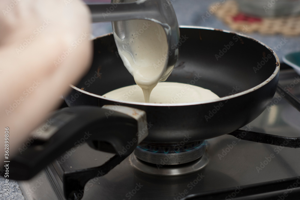 mujer haciendo tortitas una sarten mujer haciendo tortitas una sarten