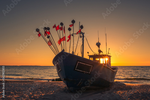 Obraz na płótnie Fishing boat during sunset on the Baltic Sea in Miedzyzdroje, Zachodniopomorskie, Poland w salonie