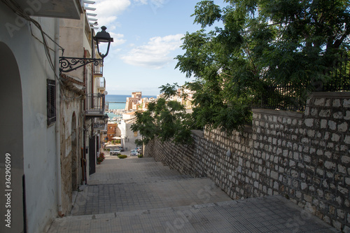 la lunga scala conduce al porto turistico di Castellammare del Golfo, sullo sfondo è visibile il Castello.