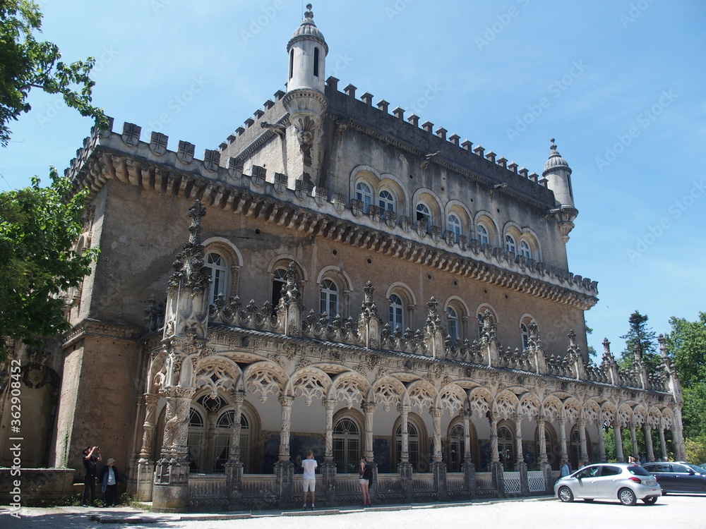 Naklejka premium Das luxuriöse Palace Hotel do Bucaco im Bucaco Nationalpark Portugal befindet sich in einem umgebauten Jagdschloß der portugiesischen Könige