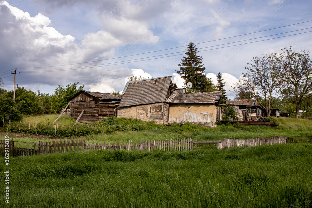 Obraz premium Old abandoned farm house. The symbol of the solitary life and loneliness