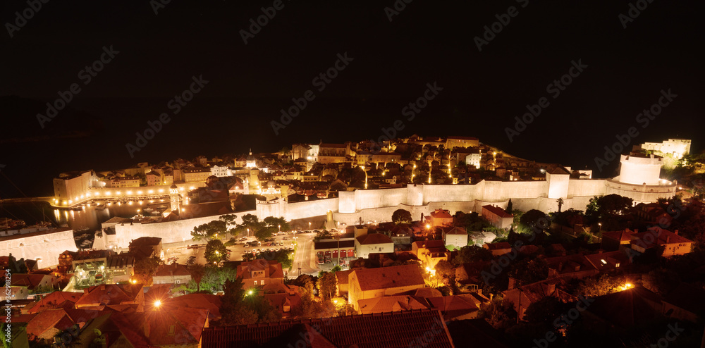 漆黒の海に浮かび上がるドゥブロヴニク旧市街の夜景、街明かりと城壁のライトアップ