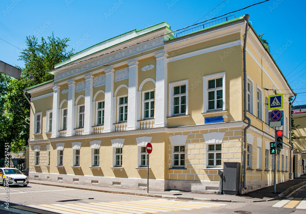 The manor house in the late Empire style is decorated with an elegant portico. The facades have a yellow color and white details, which is traditional for Moscow of the XIX century.   