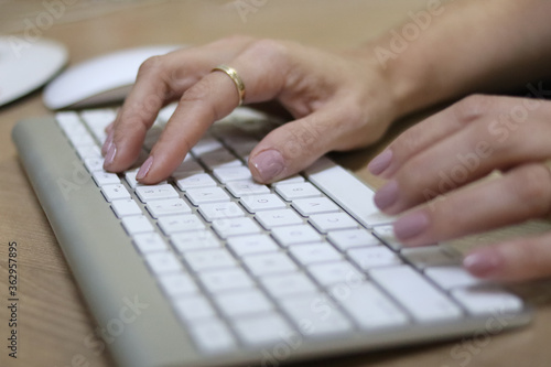teclado digitação teclas mão mãos digitando 