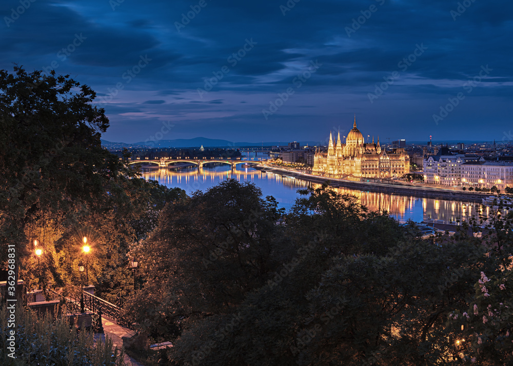 View on the famous Chain Bridge, Budapest in dusk