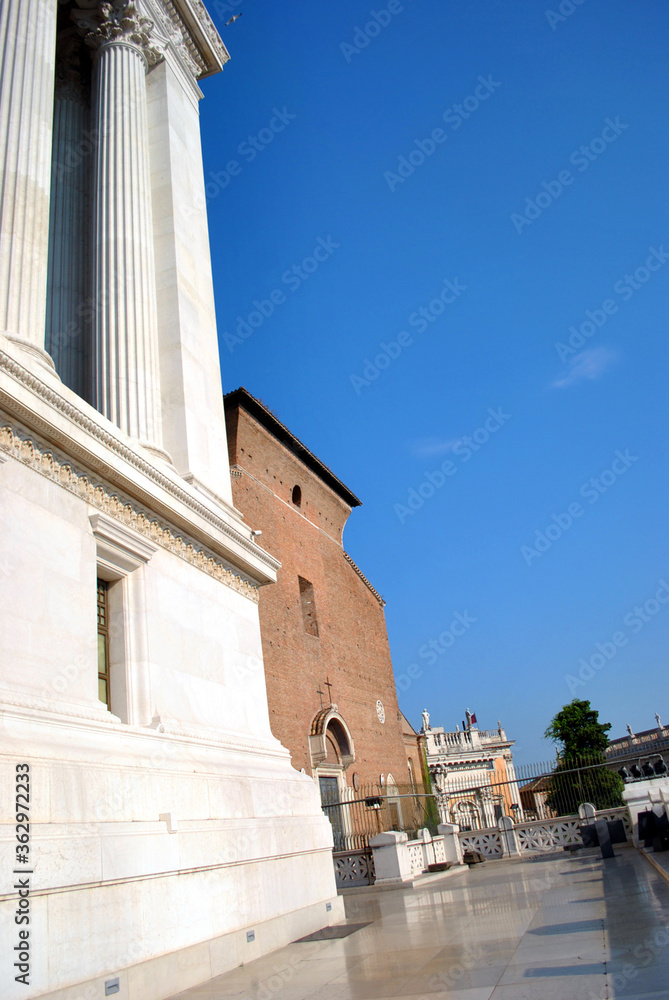 Overview of the right wing propylaea and facade of ​​the Santa Maria in Ara Coeli from Vittoriano's terrace .