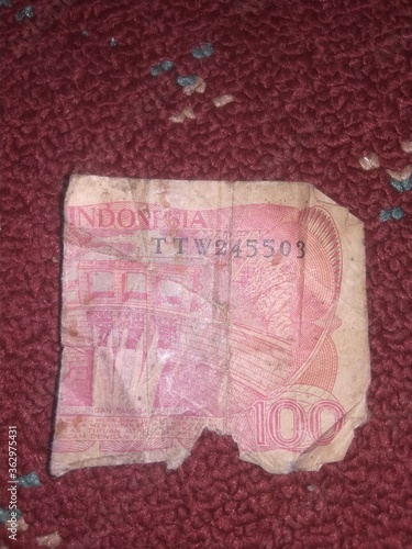 Robekan Uang seratus rupiah Indonesia  photo