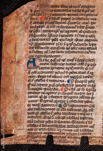 Bilde på lerret A manuscript on vellum of St Thomas Aquinas written in the twelfth or thirteenth century with rubricated red initials