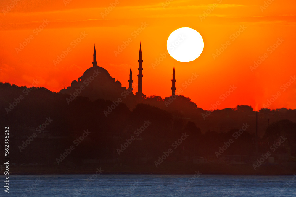 Fototapeta premium Suleymaniye Mosque at the sunset, Istanbul, Turkey.