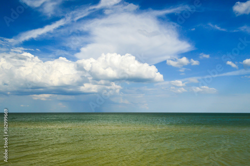 Fototapeta Naklejka Na Ścianę i Meble -  Clouds in the sky above the sea ripples