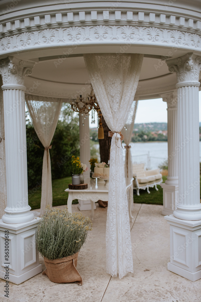 Naklejka premium Beautifully decorated yard with plants