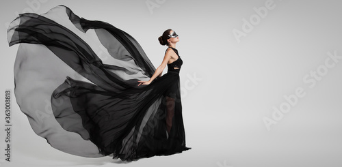 Quadro em tela Portrait of a mysterious girl in a black flying dress