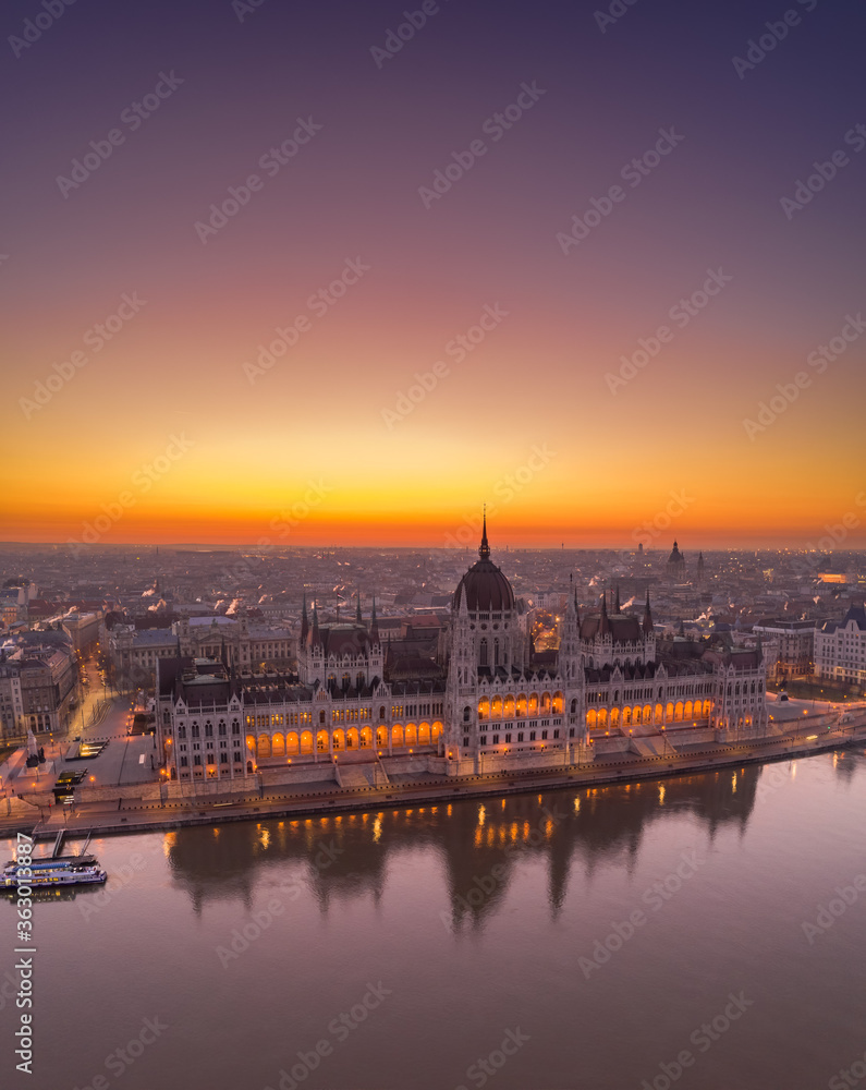Obraz premium Aerial drone shot of Hungarian Parliament lights off before sunrise in Budapest dawn