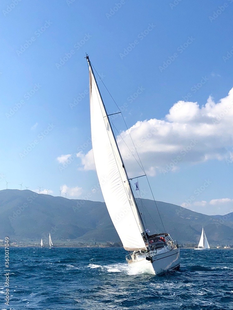 Naklejka premium sailboat on the sea