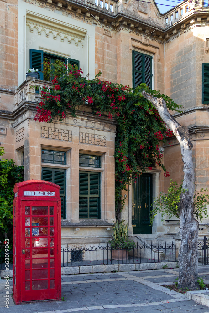 Fototapeta premium Traditional Red telephone box